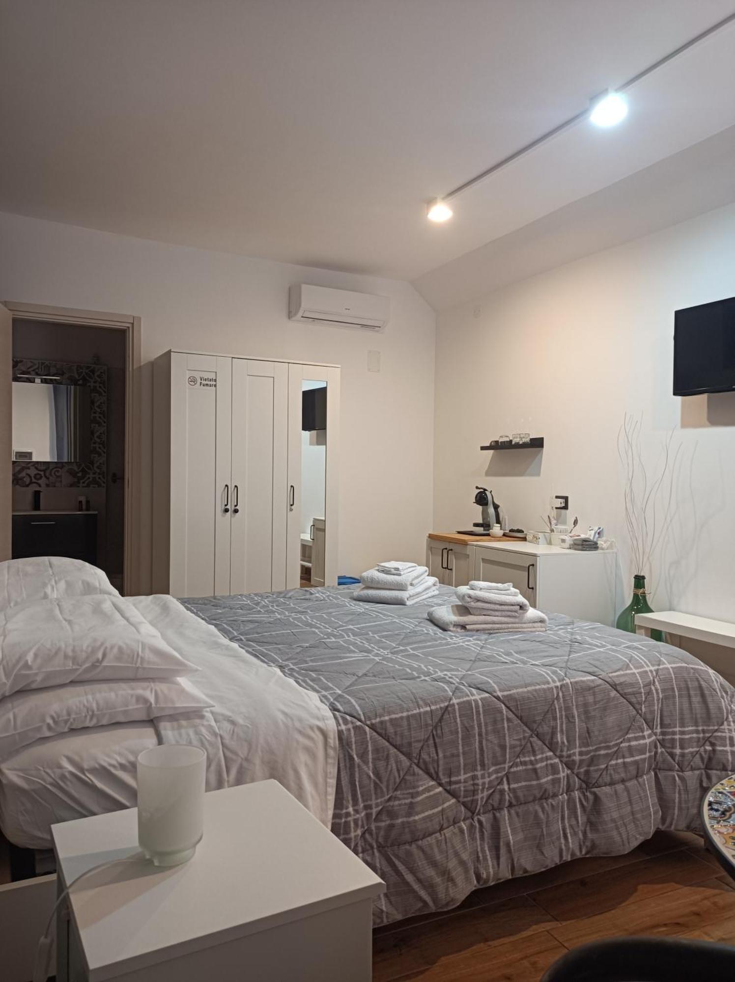 טאורמינה La Jacaranda Rooms חדר תמונה